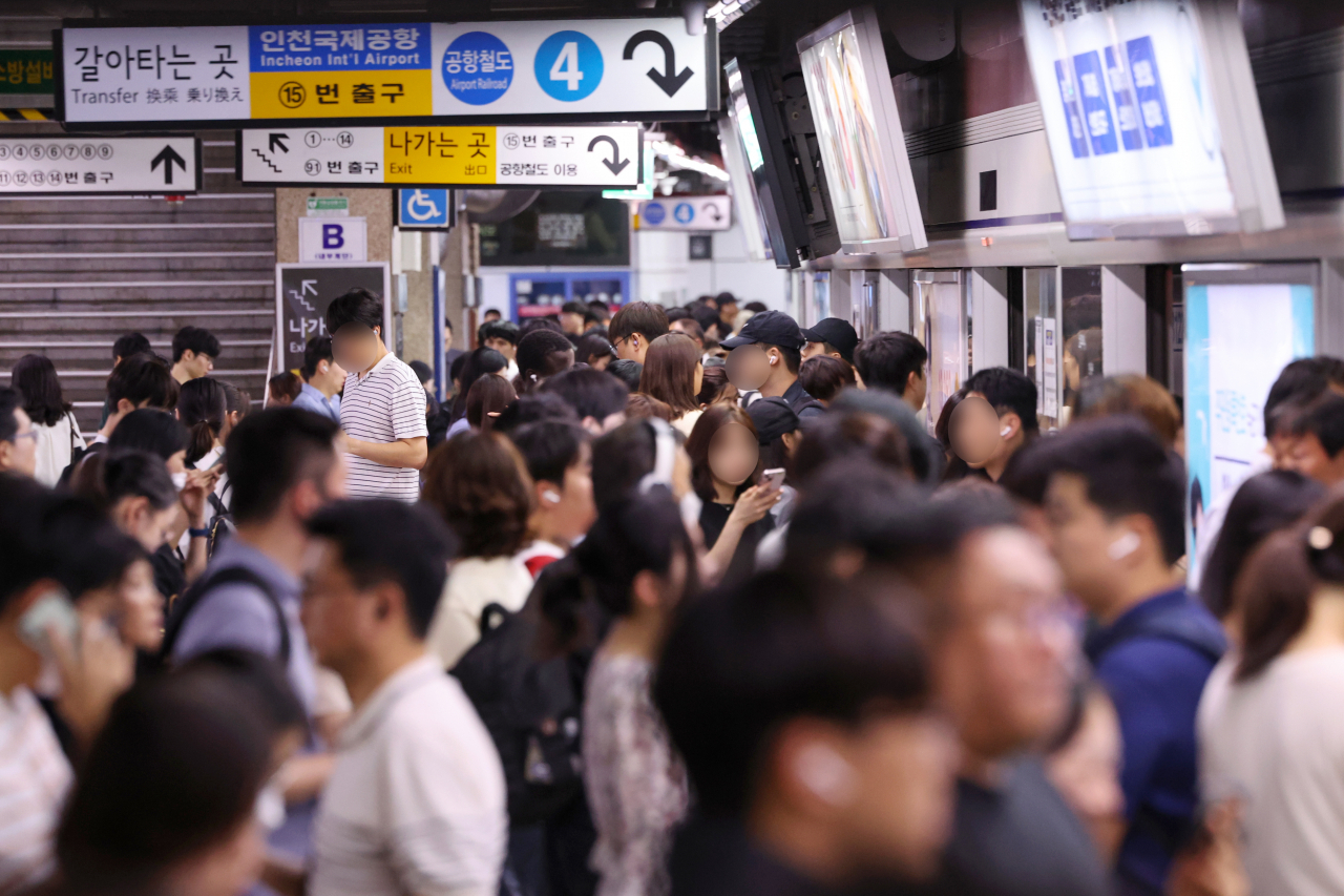 Passengers disembark from a Line No. 1 subway train at Seoul Station on Sept. 18. (Yonhap)