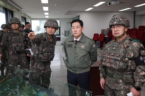 Defense Minister Shin Won-shik is briefed on the security posture at the Army's 1st Infantry Division in Paju, just south of the Demilitarized Zone, on Monday, in this photo provided by his ministry. (Yonhap)