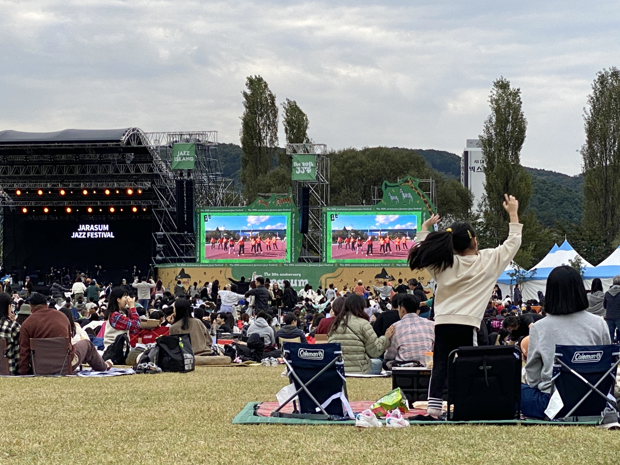 The audience watches the stage at the 20th Jarasum Jazz Festival, held on Jara Island in Gyeonggi Province, on Sunday. (Hwang Joo-young/The Korea Herald)