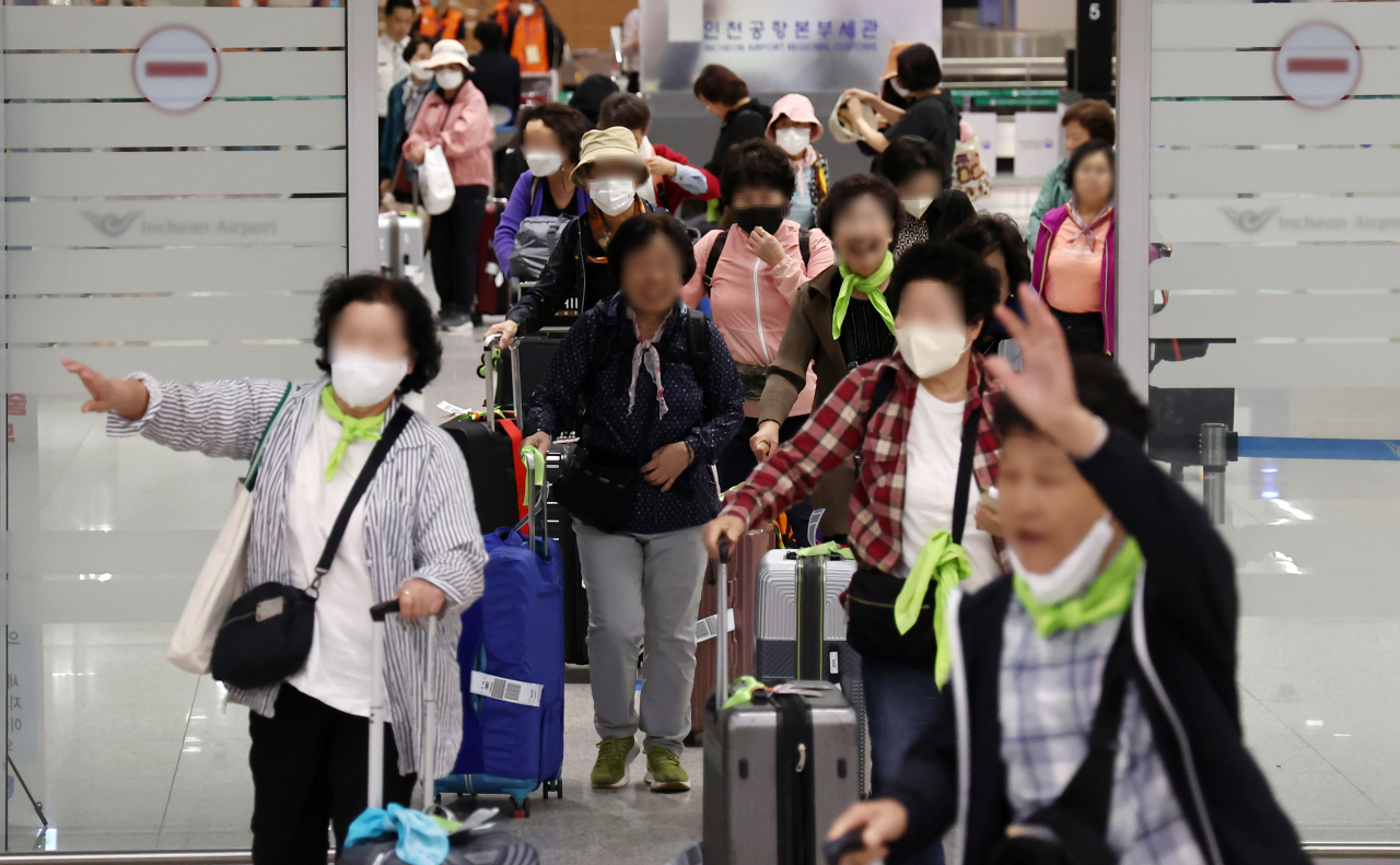 South Koreans arrive at Incheon International Airport on Wednesday, amid escalating tensions after the Palestinian Islamist group Hamas launched a surprise attack on the Jewish state. (Yonhap)