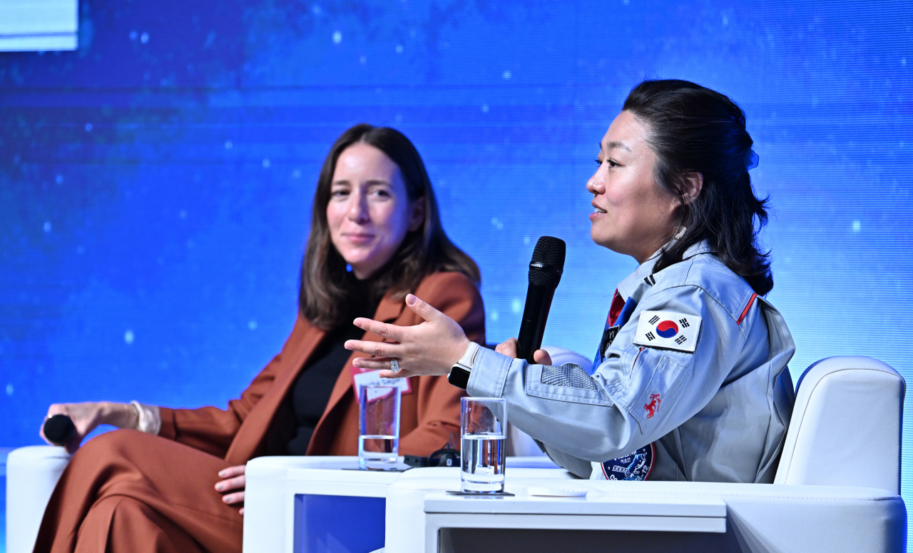 Sasha Sagan (left) and Yi Soyeon speak in a panel discussion during The 2023 Korea Herald Humanity In Tech forum held at the Shilla Seoul on Wednesday. (The Korea Herald/Im Se-jun)