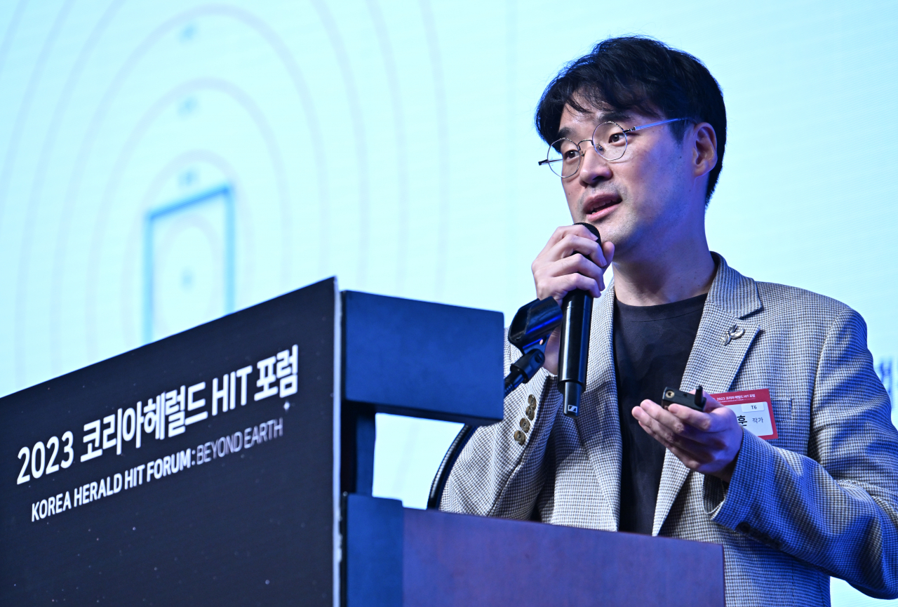 Science fiction writer Bae Myung-hoon speaks during the 2023 Korea Herald Humanity In Tech Forum on Wednesday. (Im Se-jun/The Korea Herald)
