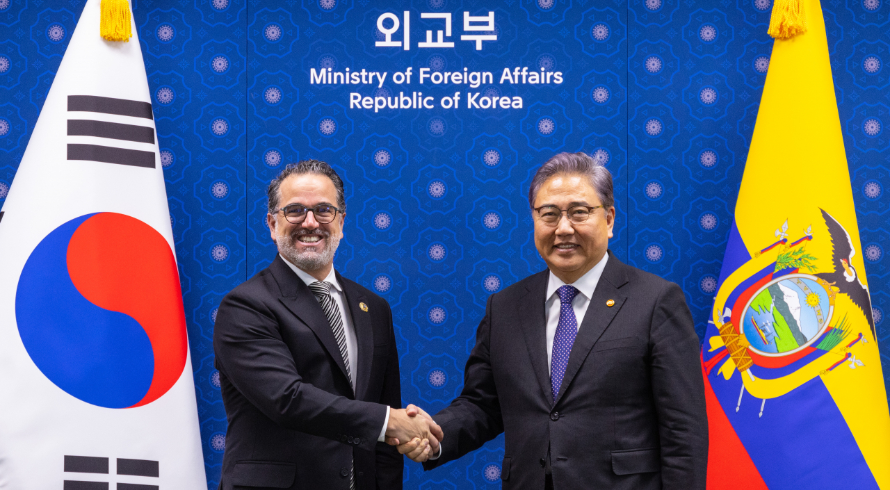 Foreign Minister Park Jin shakes hands with his Ecuadorian counterpart, Gustavo Manrique, ahead of their meeting at Seoul's foreign ministry on Wednesday. (Yonhap)