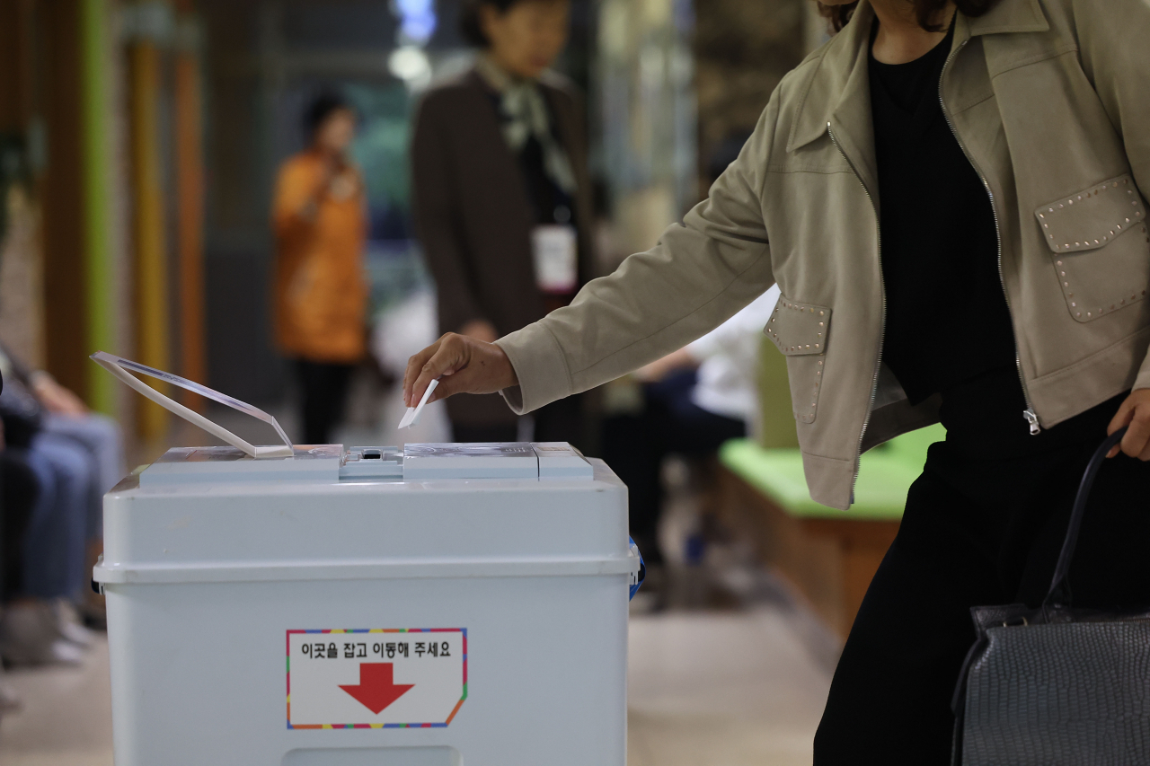 Voters cast their ballots at a polling station in Seoul's Gangseo Ward on Wednesday, to select the ward's chief. (Yonhap)