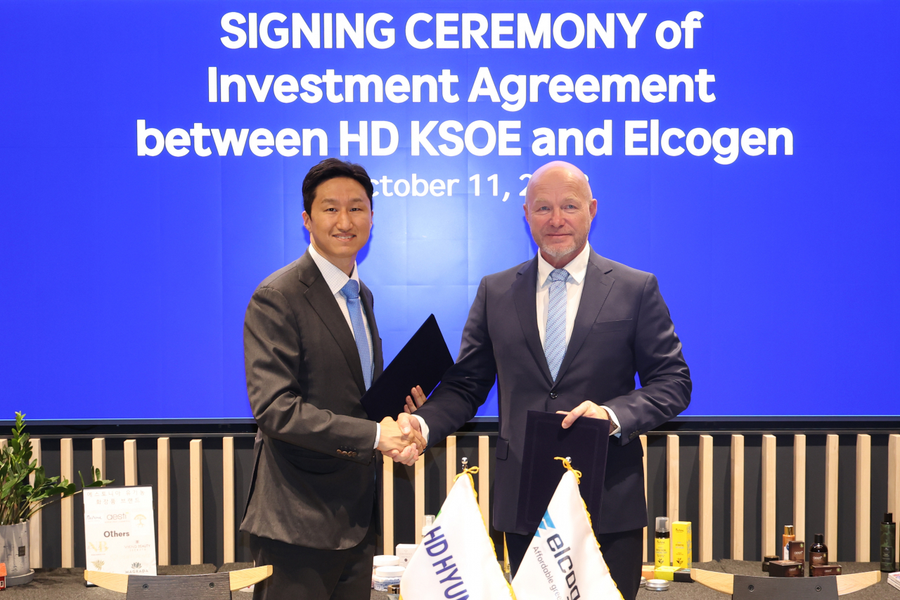 HD Hyundai’s President and CEO Chung Ki-sun (left) and Elcogen CEO Enn Ounpuu pose for a photo during an ie investment signing ceremony at Seoul Square on Wednesday. (HD Hyundai)