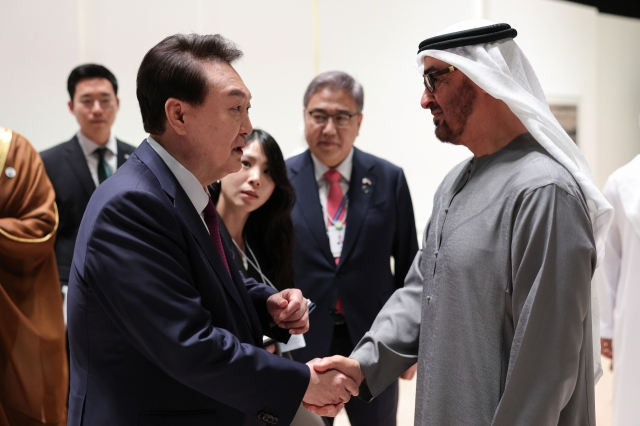 President Yoon Suk Yeol, who is on a state visit to the United Arab Emirates, greets Emirati leader Sheikh Mohammed bin Zayed Al Nahyan prior to the opening ceremony of the Abu Dhabi Sustainability Week held at the Abu Dhabi National Exhibition Center in January. (Yonhap)