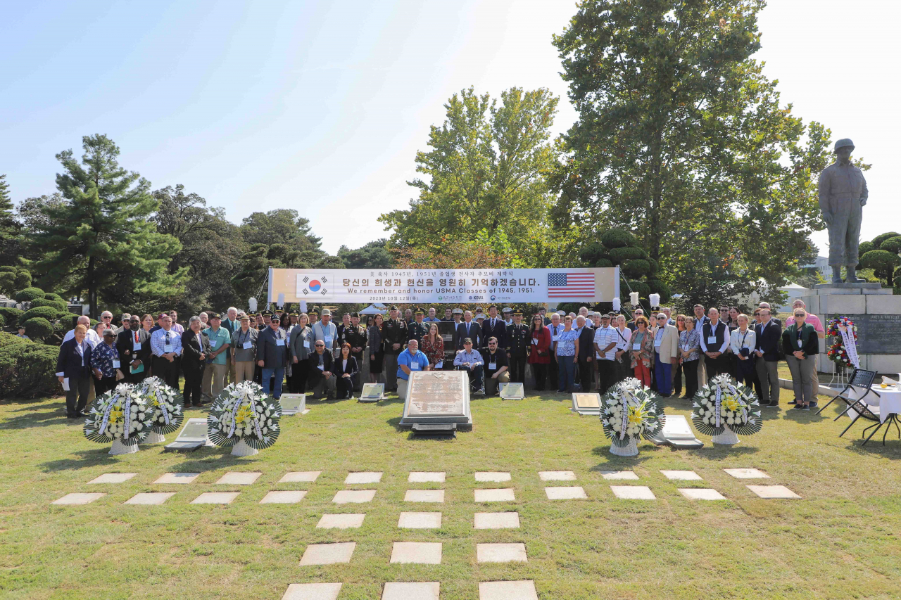 Korean War veterans and military officials pose for a photo during a ceremony at the Korea Military Academy in Nowon-gu, northern Seoul, Thursday. (Korea Military Academy)