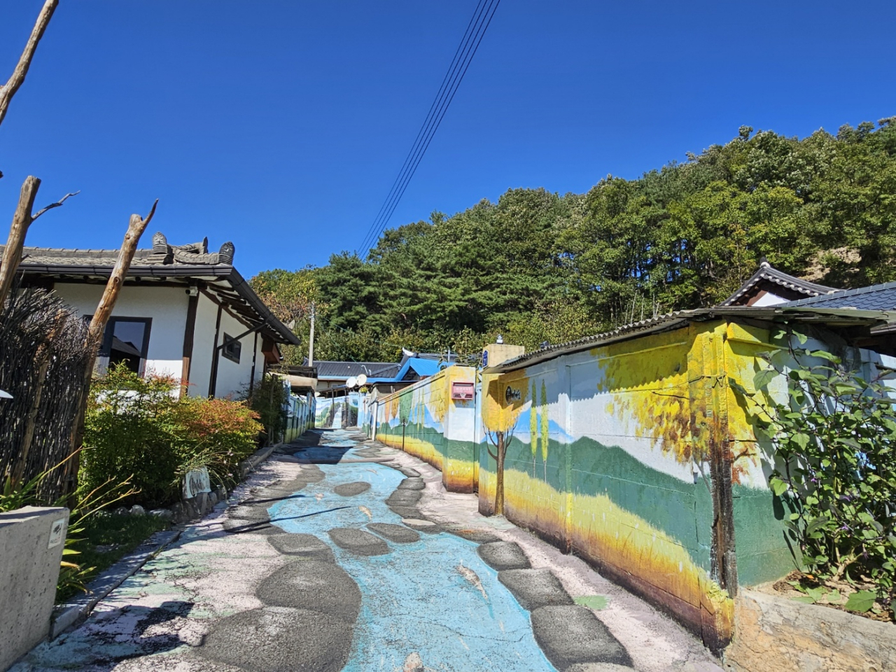 Colorful murals are found on the alleys of Yekki Village in Andong, North Gyeongsang Province (Kim Hae-yeon/ The Korea Herald)