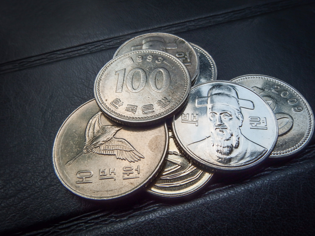 The face on the 100 won coin displays a portrait image of Navy Adm. Yi Sun-sin from the Joseon era. (123rf)