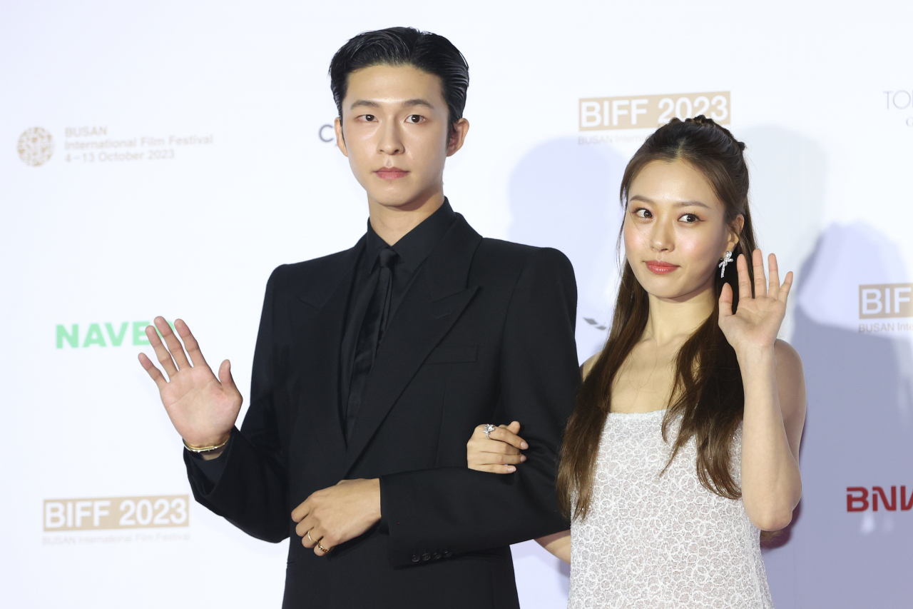 Actors Hong Kyung (left) and Go Min-si pose for a photo on the red carpet prior to the closing ceremony of BIFF in Busan on Friday. (Yonhap)