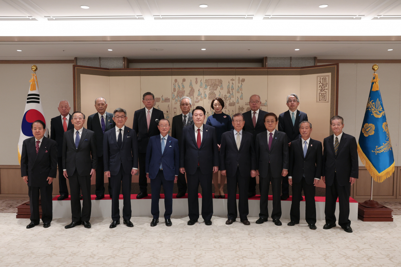President Yoon Suk Yeol (front row, center) poses for a photo with members of the Korea-Japan Friendship Association and the Japan-Korea Friendship Association at the presidential office in Seoul on Friday in this photo provided by the office. (Yonhap)