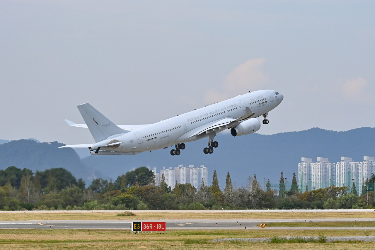 The South Korean Air Force's KC-330 military transport aircraft takes off from Gimhae Air Base in the city of Busan on Friday to head for Israel for the evacuation of South Korean nationals and other foreigners (Ministry of National Defense).
