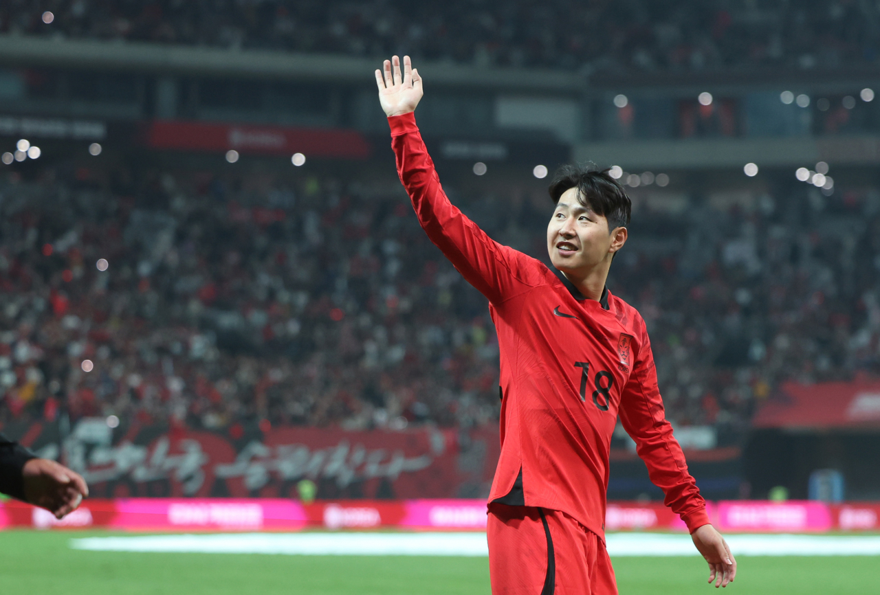 Lee Kang-in of South Korea waves to the crowd after a 4-0 win over Tunisia in the teams' friendly football match at Seoul World Cup Stadium in Seoul on Friday. (Yonhap)