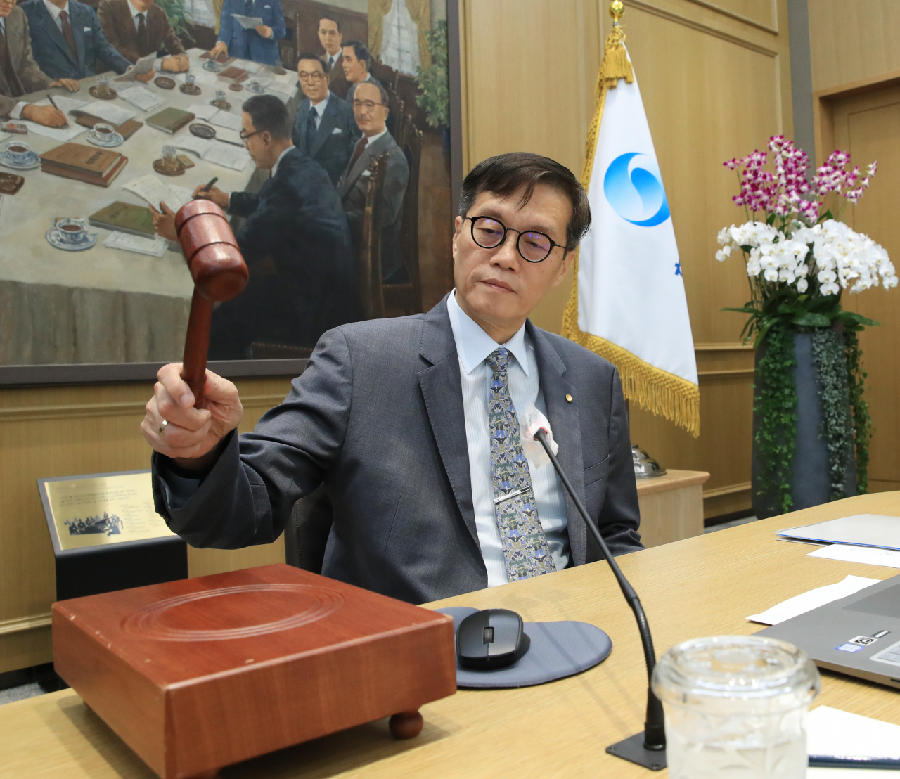 Bank of Korea Gov. Rhee Chang-yong bangs a gavel during a monetary policy board meeting held at the central bank's headquarters in Seoul Aug.24. (Joint Press Corps)