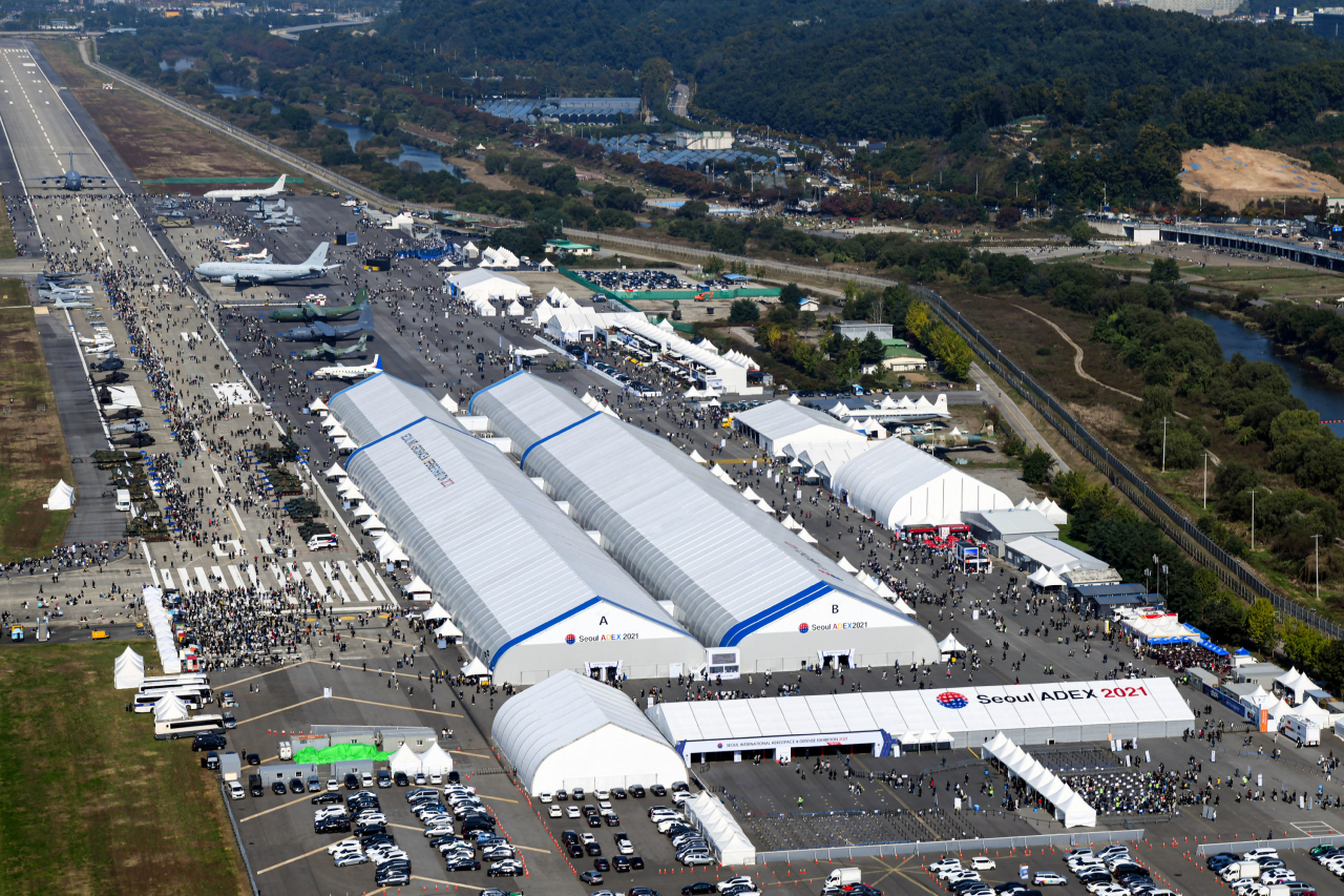 An aerial view shows the Seoul International Aerospace and Defense Exhibition 2021, held at Seoul Airport in Seongnam, Gyeonggi Province. (Seoul ADEX organizing committee)