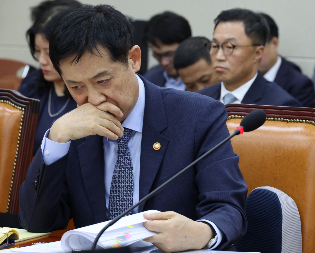 Financial Services Commission Chairman Kim Joo-hyun attends a parliamentary audit on Wednesday, where he was asked about applying a computerized system for detecting naked short selling practices. (Yonhap)