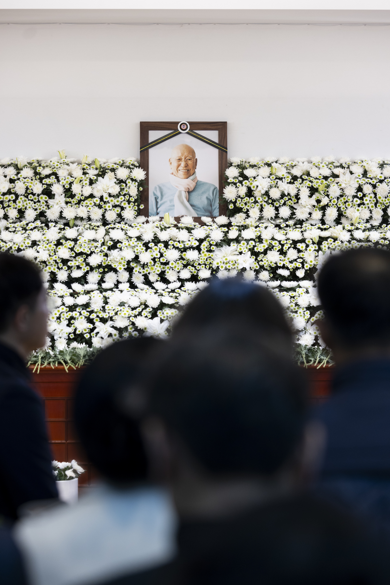 People visit a memorial ceremony dedicated to Park on Monday led by artist Ju Tae-seok and Suh Seung-won held at a funeral altar at Seoul National University Hospital in Seoul. (o-un)