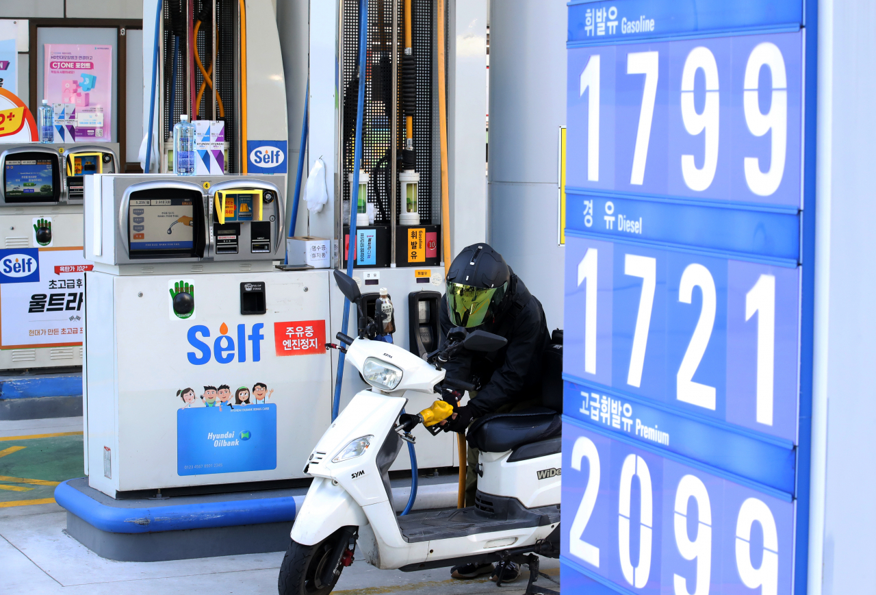Gasoline and diesel prices are displayed at a gas station in Seoul on Monday. (Newsis)