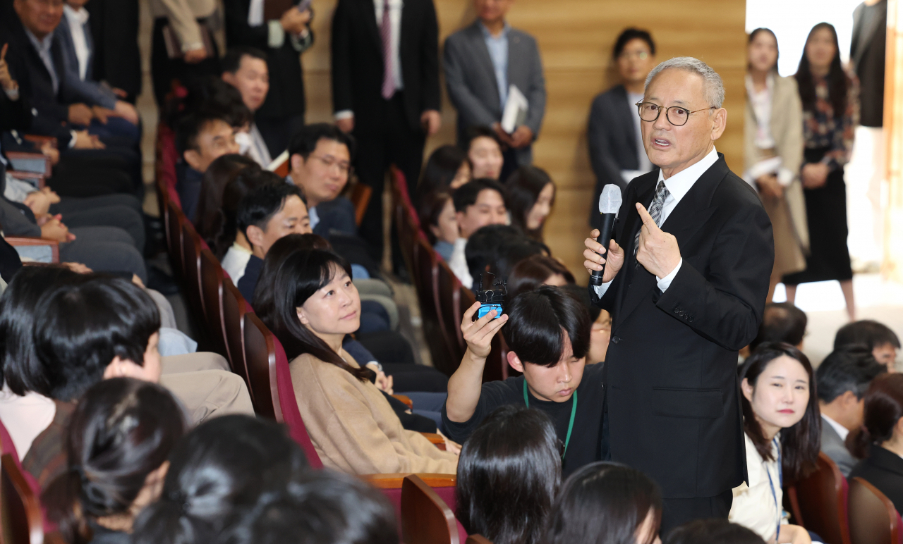 Culture, Sports and Tourism Minister Yu In-chon talks to ministry employees during his inauguration ceremony at the Government Complex Sejong on Monday morning. (Yonhap)