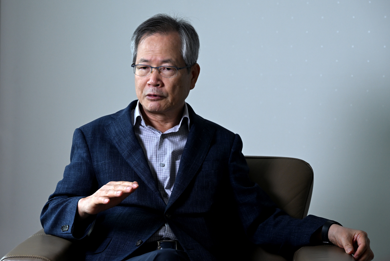 Chun Yung-woo, a former South Korean national security adviser and chief negotiator for six-party, speaks with The Korea Herald in his office in Seoul on Sept. 25. (Im Se-jun/The Korea Herald)