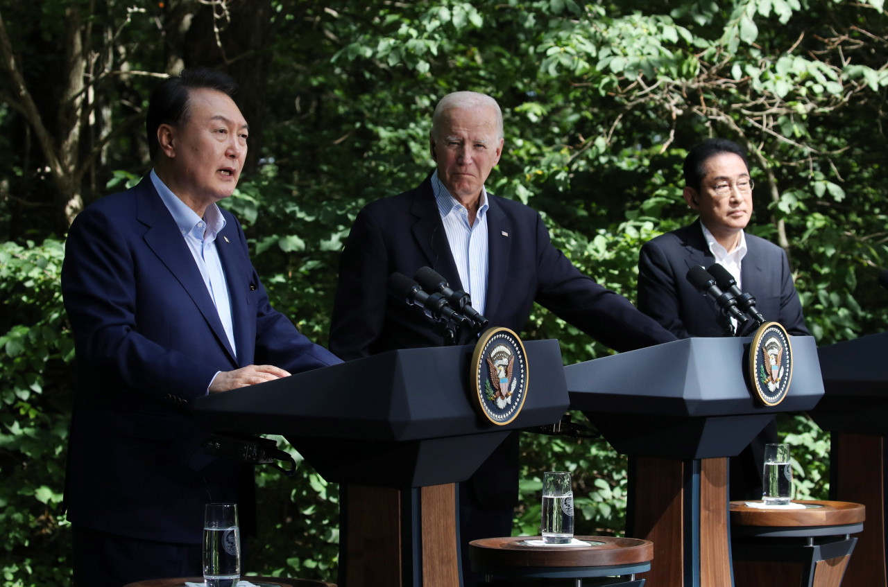 President Yoon Suk Yeol (left) and his US and Japanese counterparts, Joe Biden (center) and Fumio Kishida, addressing a joint press conference at Camp David in Maryland, on August 19. (Yonhap)