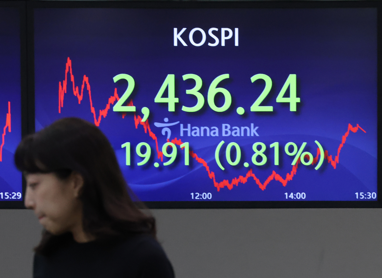 An electronic board showing the Korea Composite Stock Price Index at a dealing room of the Hana Bank headquarters in Seoul on Tuesday. (Yonhap)