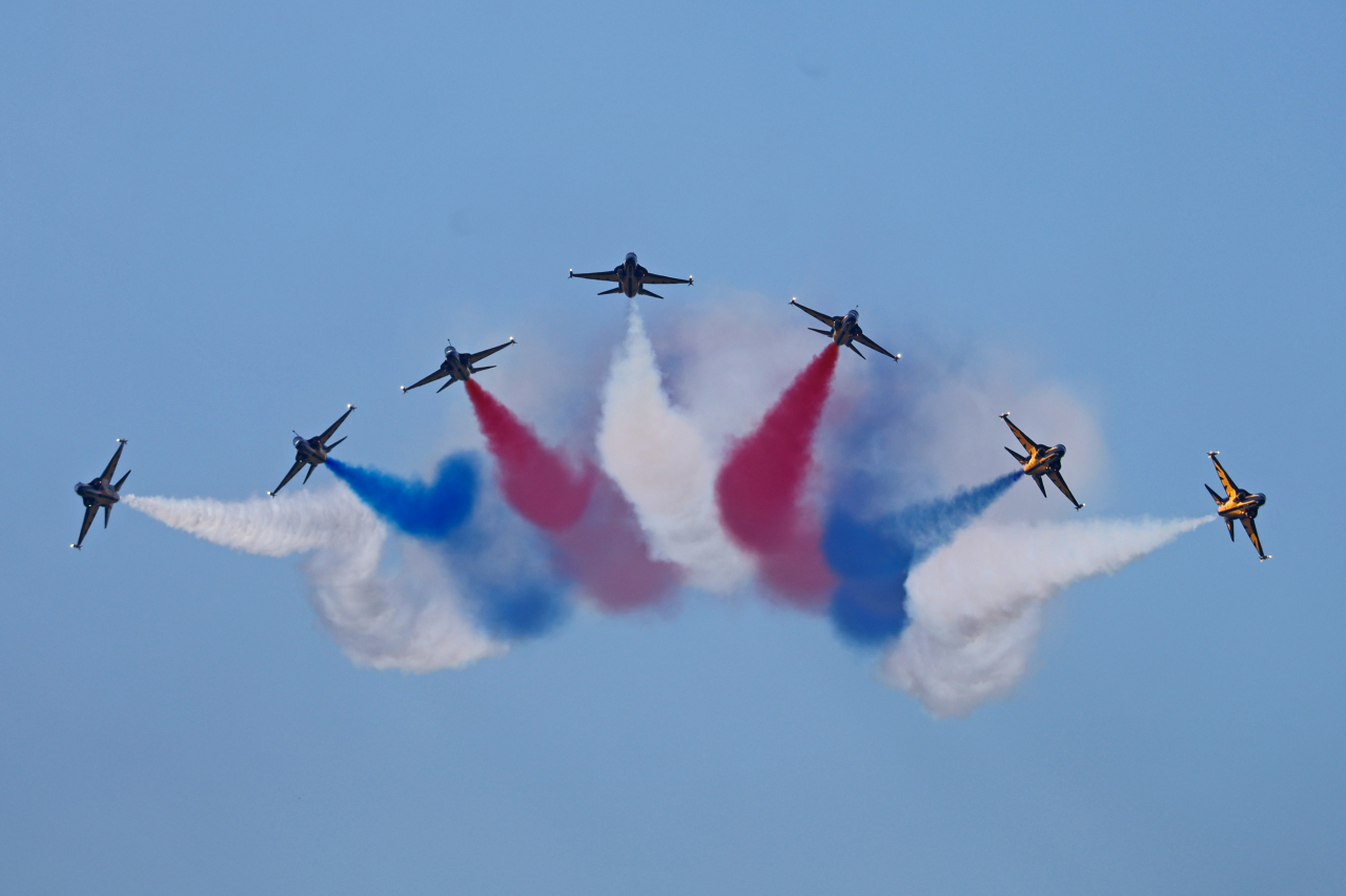 South Korea's Black Eagles acrobatic team conducts an acrobatic flight during a press event for the Seoul International Aerospace & Defense Exhibition 2023 at Seoul Air Base in Seongnam, south of Seoul, on Monday. (Yonhap)