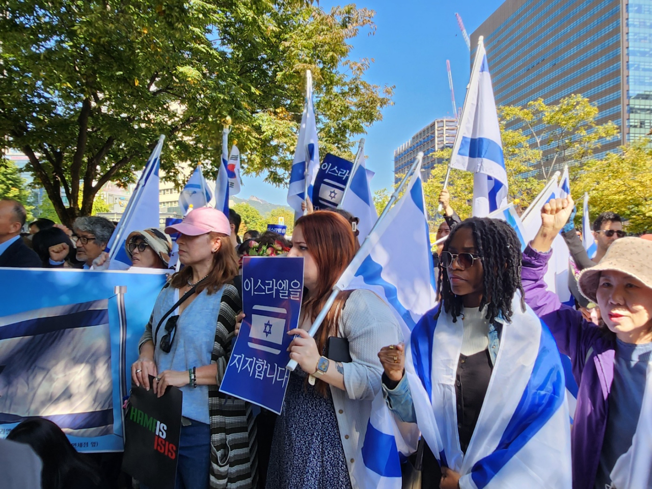 Liz (second from right), an Israeli student in Korea, participates in the Solidarity with Israel rally along with other Israelis and Koreans, in Seoul, Tuesday. (Lee Jung-youn/The Korea Herald)