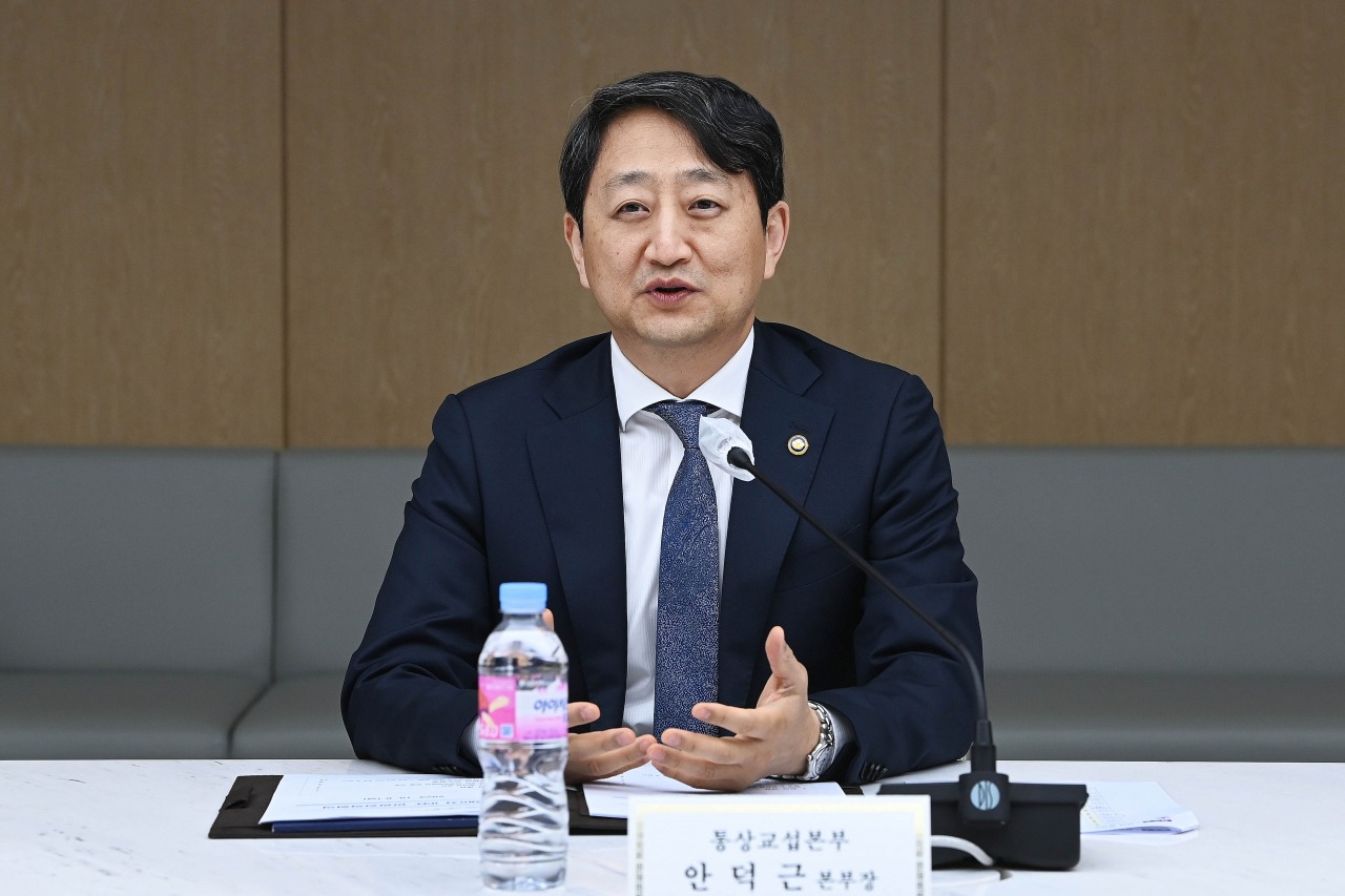 South Korean Trade Minister Ahn Duk-geun speaks at a public-private strategy meeting on the Indo-Pacific Economic Framework in Seoul on Oct. 6. (Yonhap)