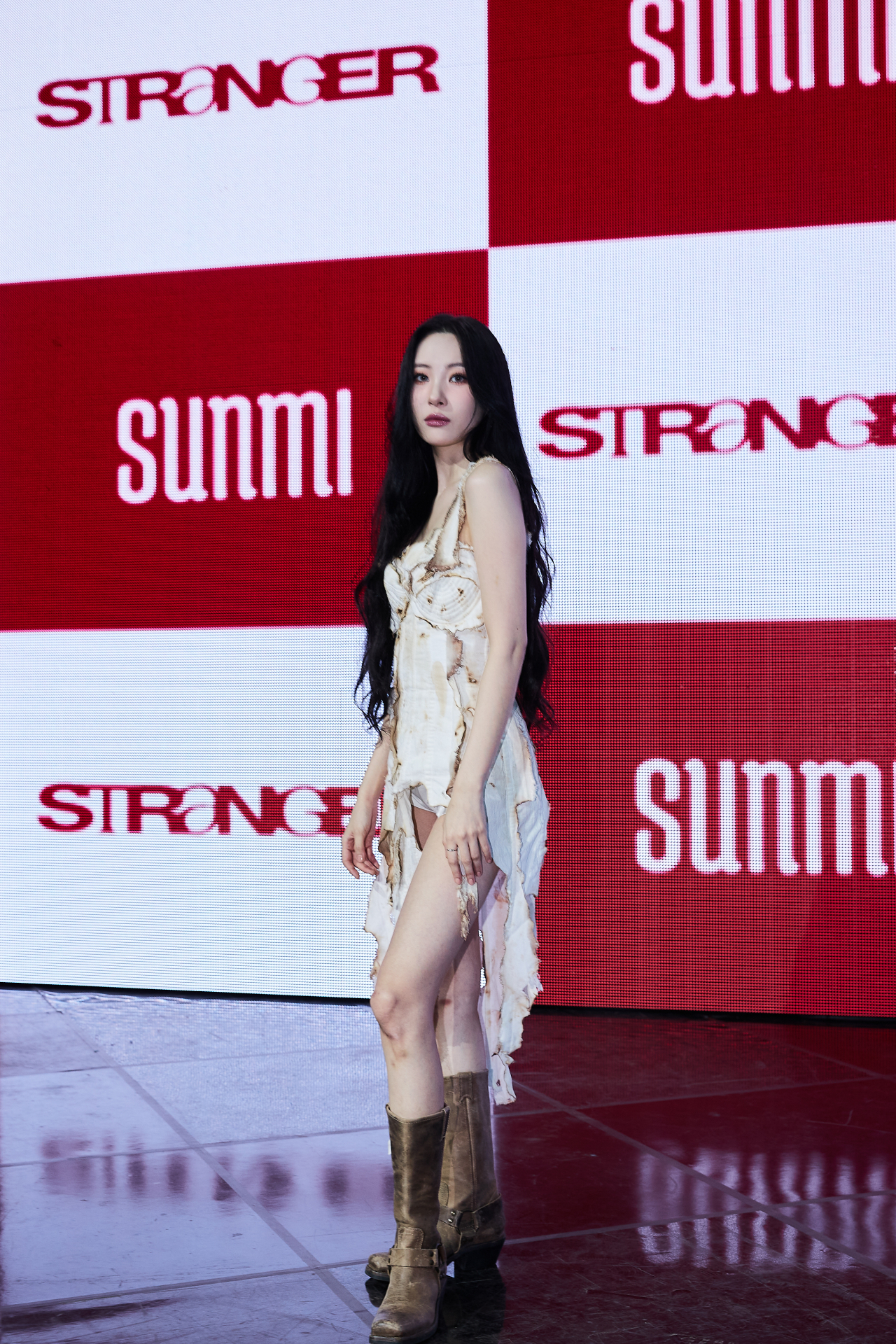 Sunmi poses for picture at a conference for her new single, 