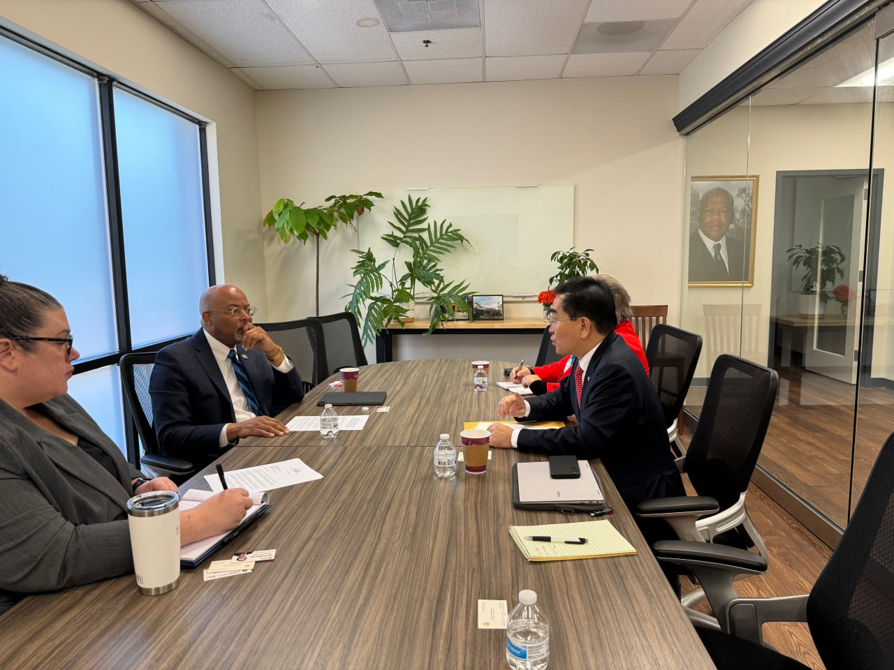 Rep. Tae Yong-ho (right) speaks with US congressman Glenn Ivey at his office on Monday during his US trip as a member of the National Assembly foreign affairs and unification committee. (Courtesy of Tae's office)