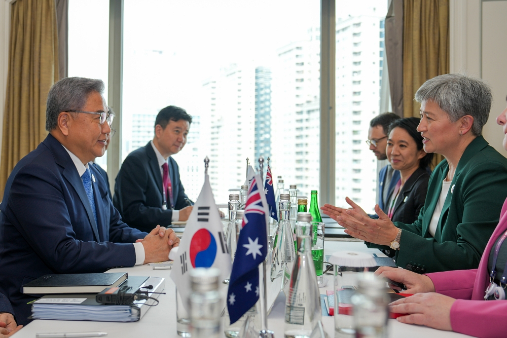 This file photo shows South Korean Foreign Minister Park Jin (left) in a meeting with his Australian counterpart, Penny Wong (right), in Jakarta on July 13, 2023. (Ministry of Foreign Affairs)