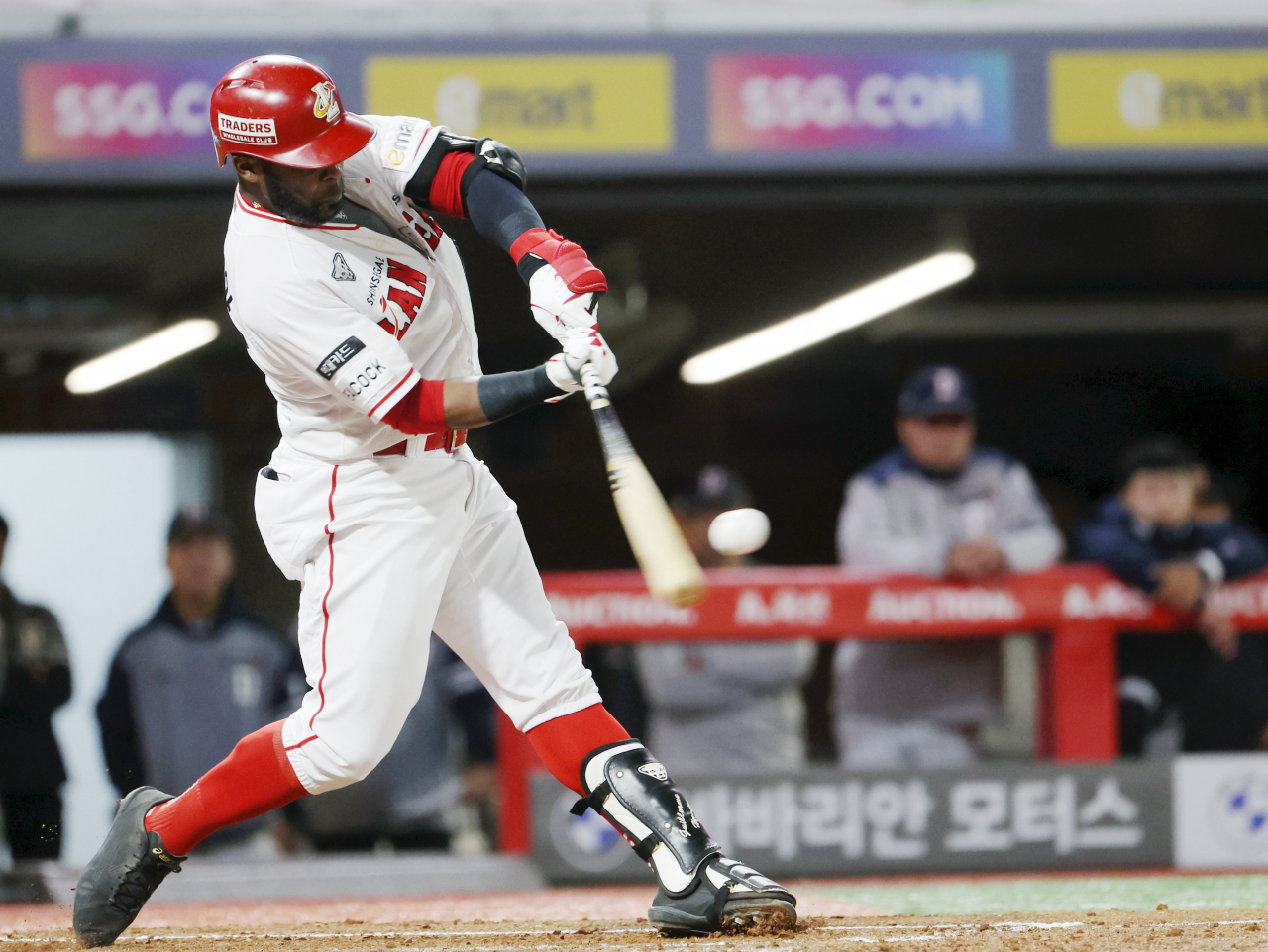 Guillermo Heredia of the SSG Landers hits a double against the Doosan Bears during a Korea Baseball Organization regular season game at Incheon SSG Landers Field in the western city of Incheon on Oct. 17, 2023. (Yonhap)