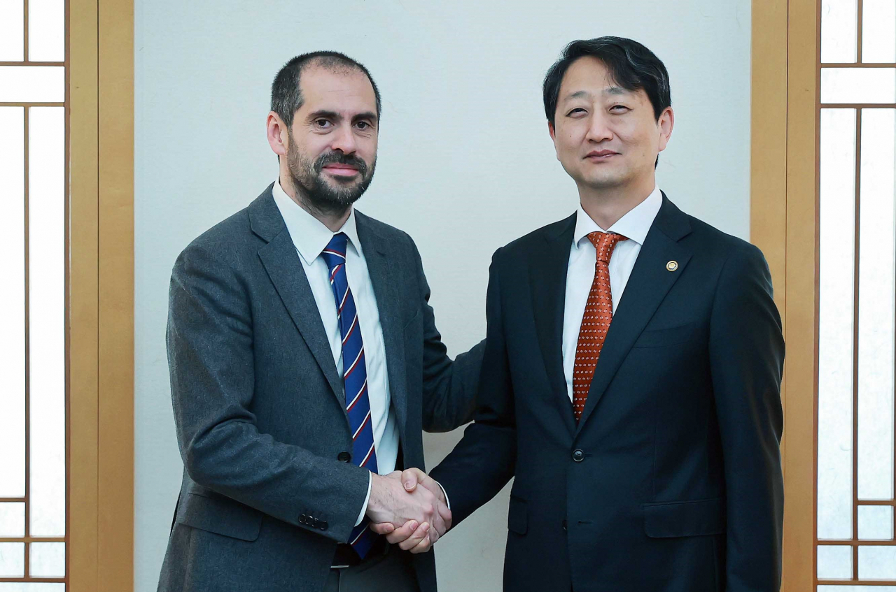 Chile’s Economy, Development, and Tourism Minister Nicolas Grau(left) shakes hand with Minister for Trade Dukgeun Ahn on Thursday in Seoul. (Ministry of Trade, Industry and Energy)