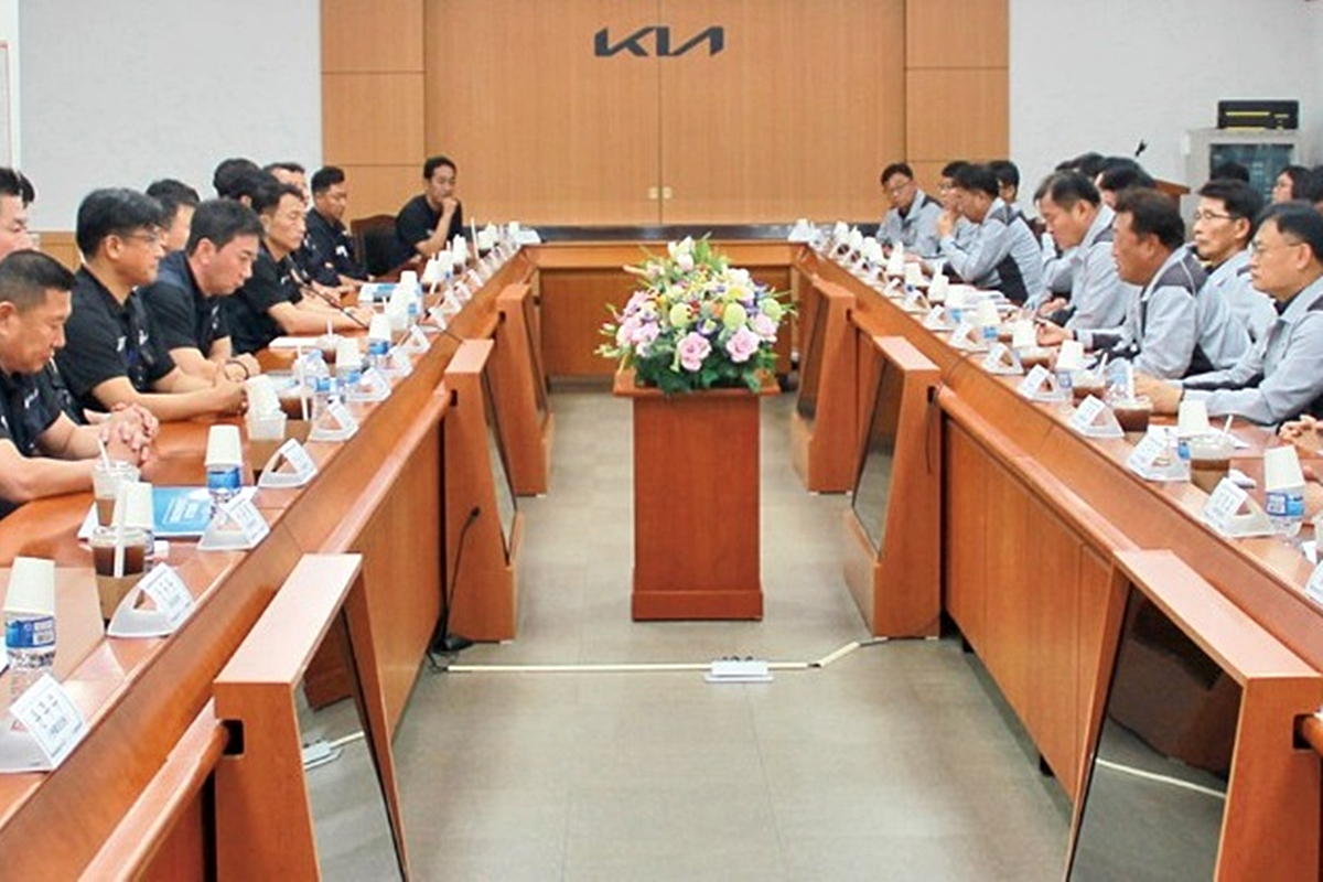 Kia’s management and labor union hold the first round of wage talks at Kia Autoland in Gwangmyeong, Gyeonggi Province, July 6. (Kia)