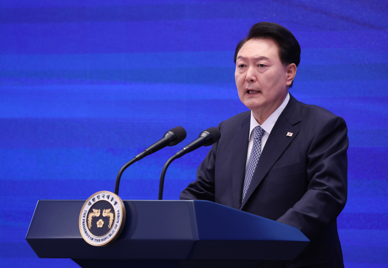 President Yoon Suk Yeol gives a speech at the Cheong Wa Dae state guest house on Wednesday. (Yonhap)