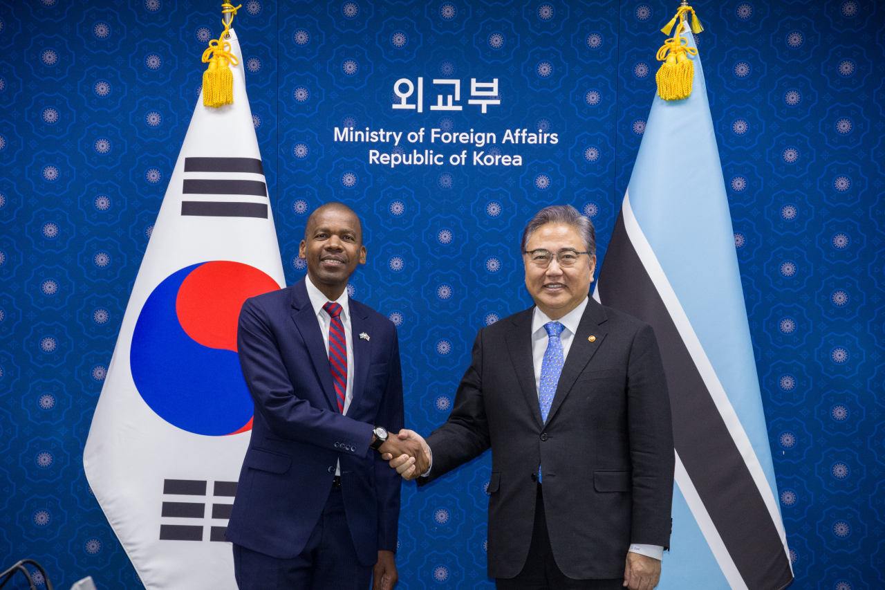 South Korean Foreign Minister Park Jin (right) and Botswanan Foreign Minister Lemogang Kwape pose for photo during the meeting held at Foreign Ministry building, Jongno-gu, Seoul, Wednesday. (Yonhap)