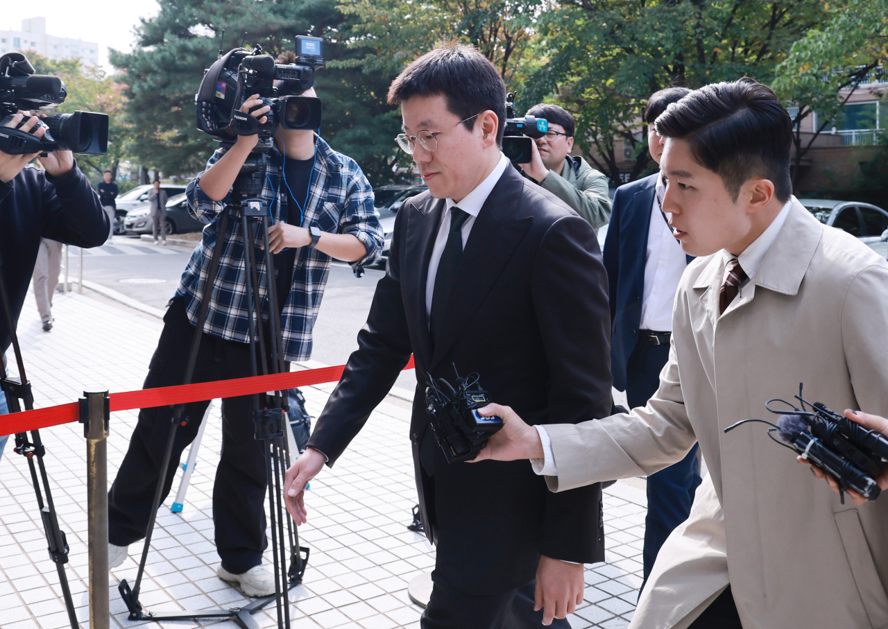 Bae Jae-hyun (center), chief investment officer of tech giant Kakao, heads to the Seoul Southern District Court on Wednesday for a hearing. (Yonhap)