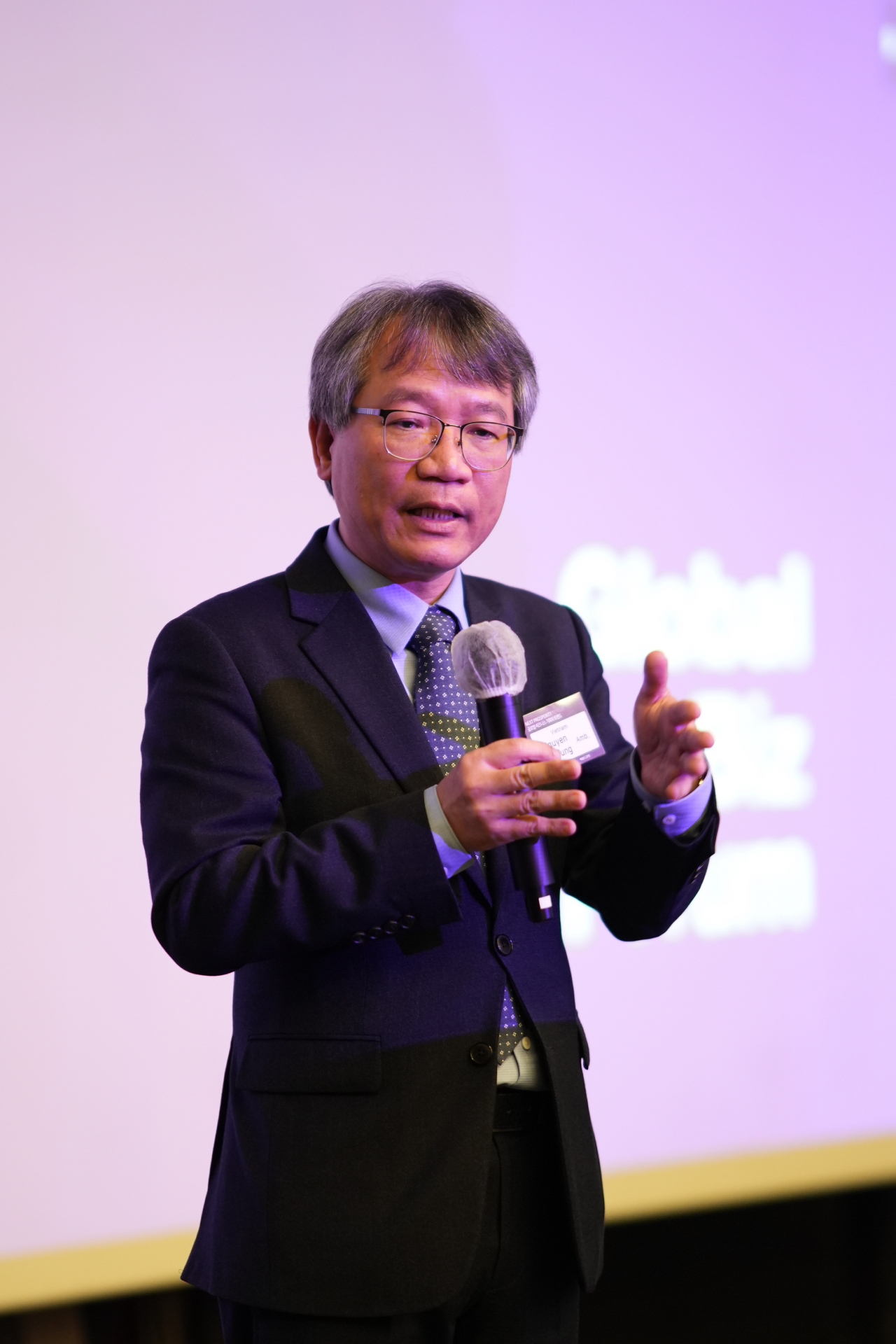 Vietnamese Ambassador to South Korea Nguyen Vu Tung speaks at the Global Biz Forum held at the Summit Gallery in Seoul, Wednesday. (The Korea Herald)