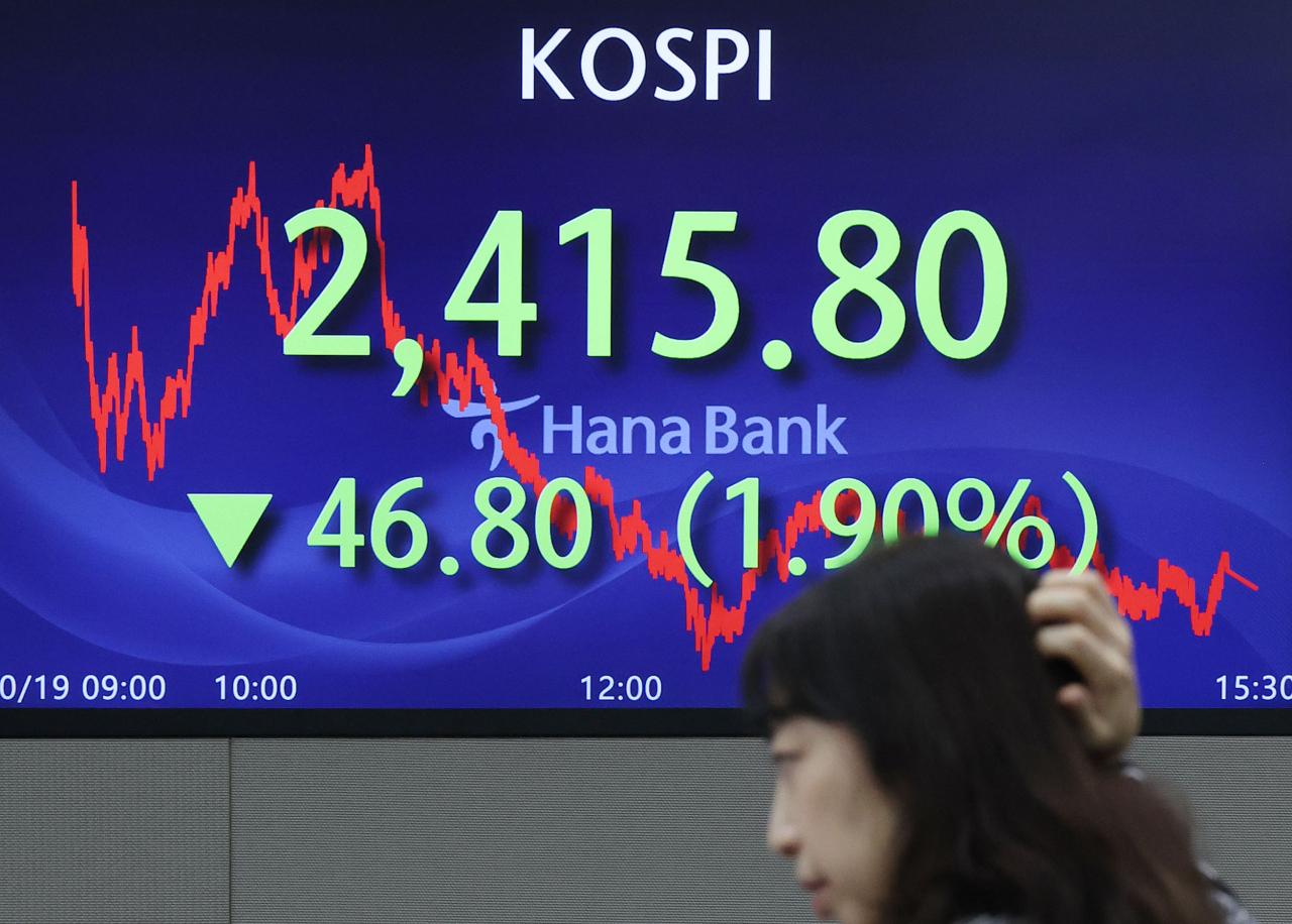 An electronic board showing the Korea Composite Stock Price Index at a dealing room of the Hana Bank headquarters in Seoul on Thursday. (Yonhap)