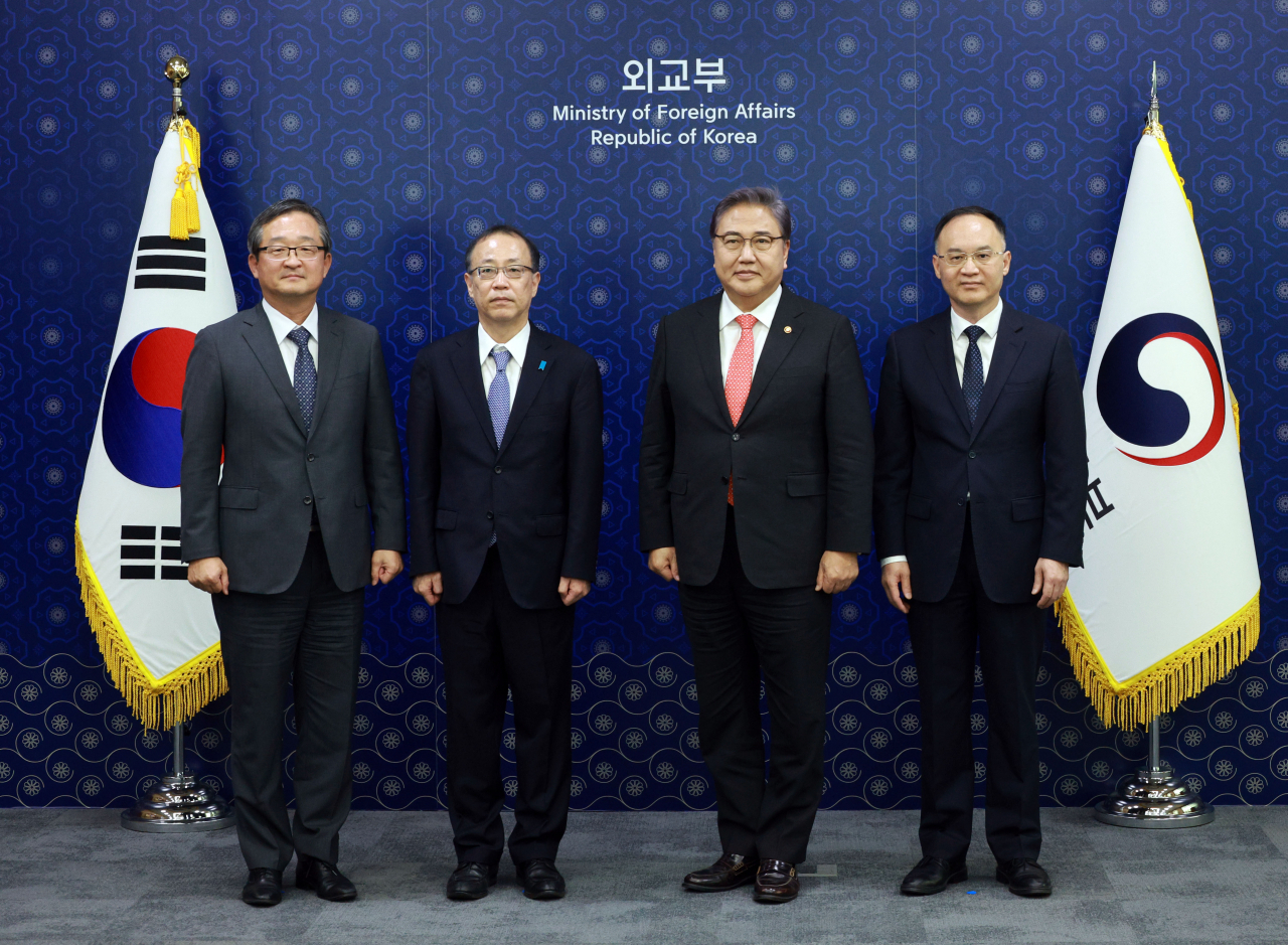 Foreign Minister Park Jin (second from right) poses for a photo with three senior diplomats from South Korea, Japan and China ahead of talks at the Foreign Ministry in Seoul on Sept. 25. (Yonhap)