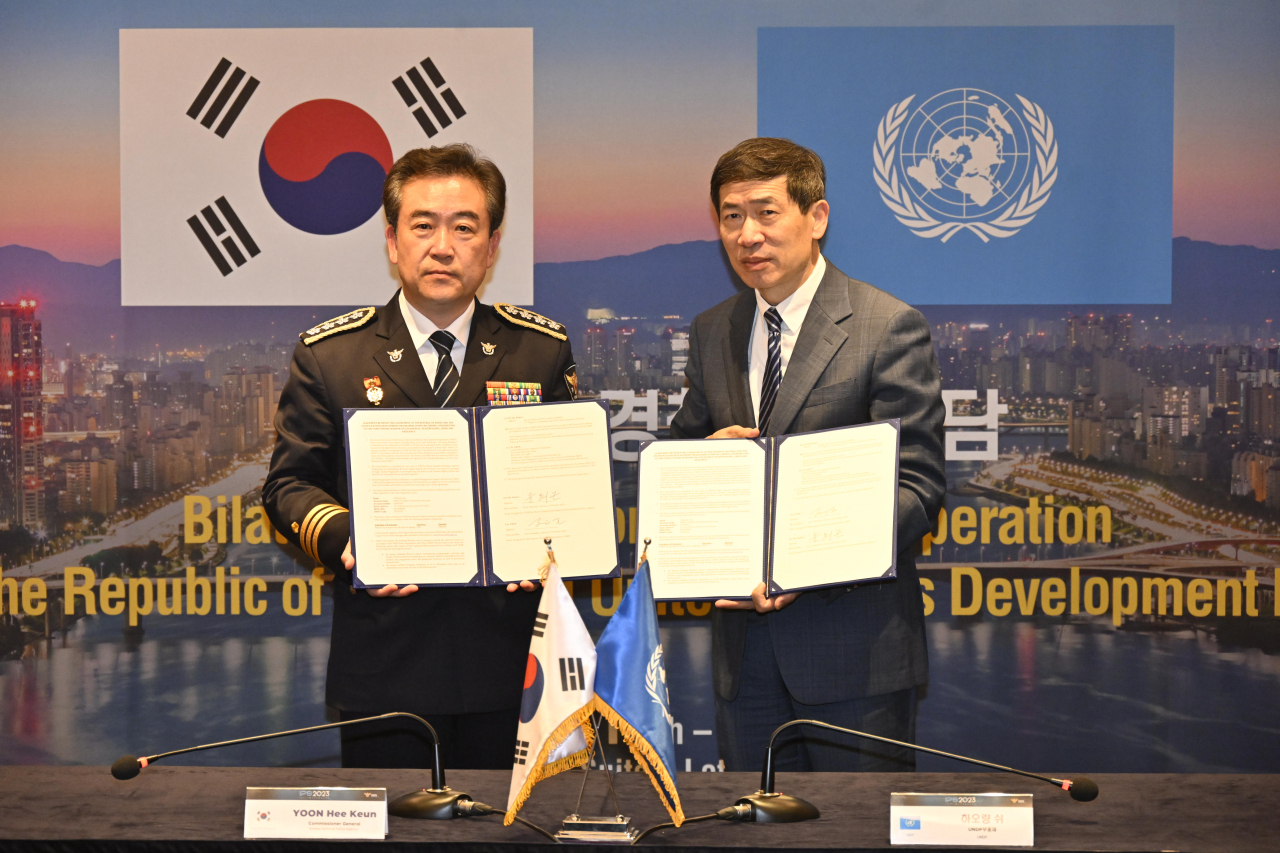 This photo shows a signing ceremony of Korean National Police Agency Commissioner General Yoon Hee-keun (left) and Xu Haoliang, a United Nations undersecretary-general and associate administrator of UNDP on Thursday. (UNDP)