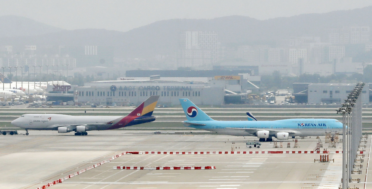 Asiana Airlines and Korean Air planes are parked at Incheon International Airport. (Newsis)