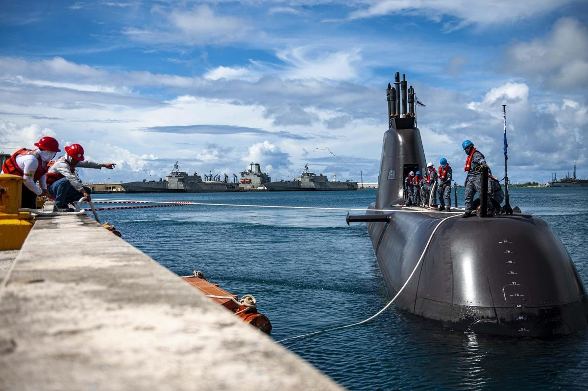 A 1,800-ton Son Won Il-class submarine arriving at a US naval base in Guam on Sept. 28. (Yonhap)
