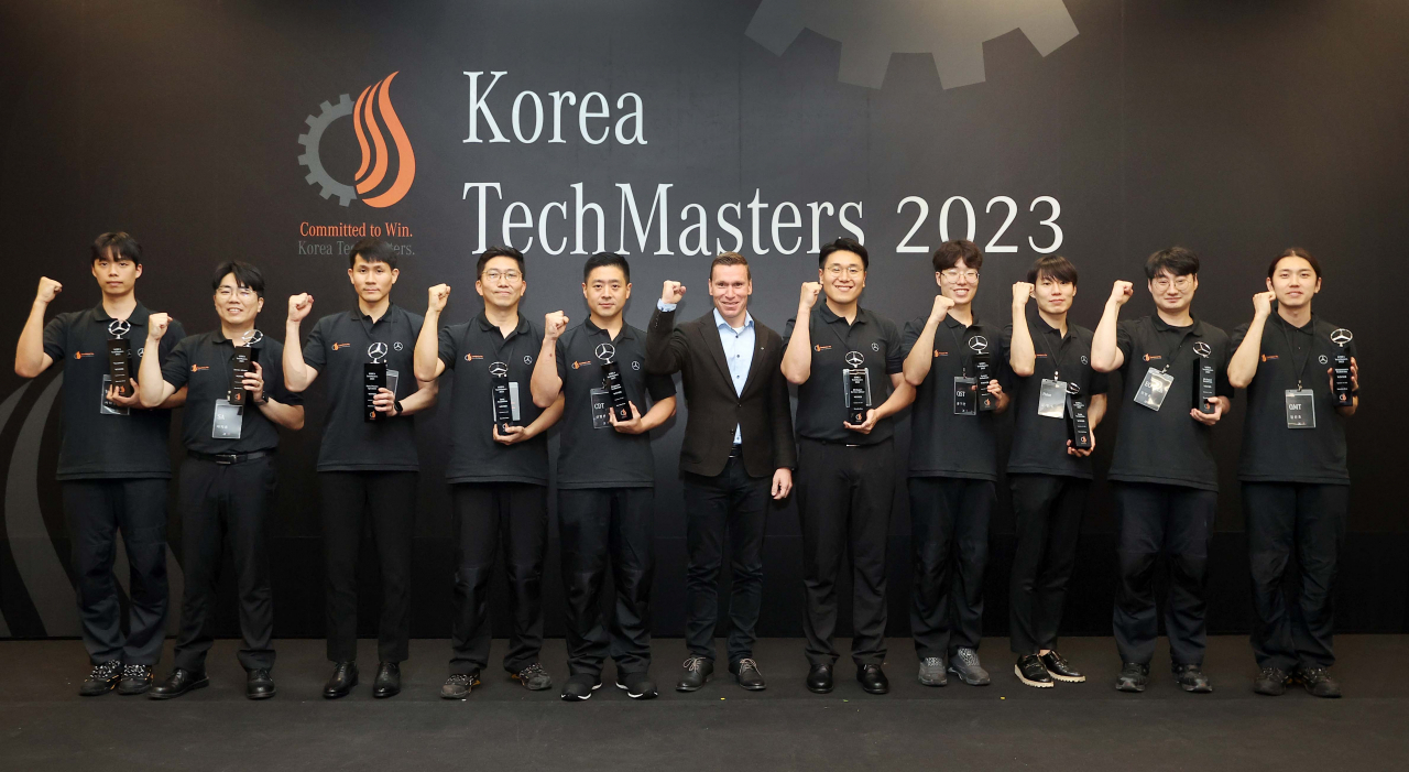 Mercedes-Benz Korea CEO Mathias Vaitl (center) poses with the final winners of 2023 Korea TechMasters held at the Mercedes-Benz Korea Training Academy in Yongin, Gyeonggi Province, on Sept. 15. (Mercedes-Benz Korea)