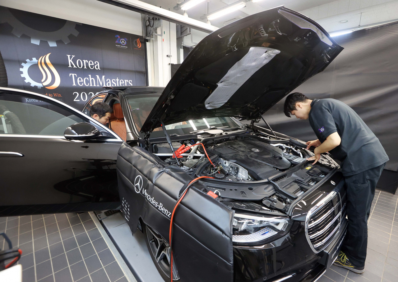 Technicians compete in the final round of the 2023 Korea TechMasters. (Mercedes-Benz Korea)