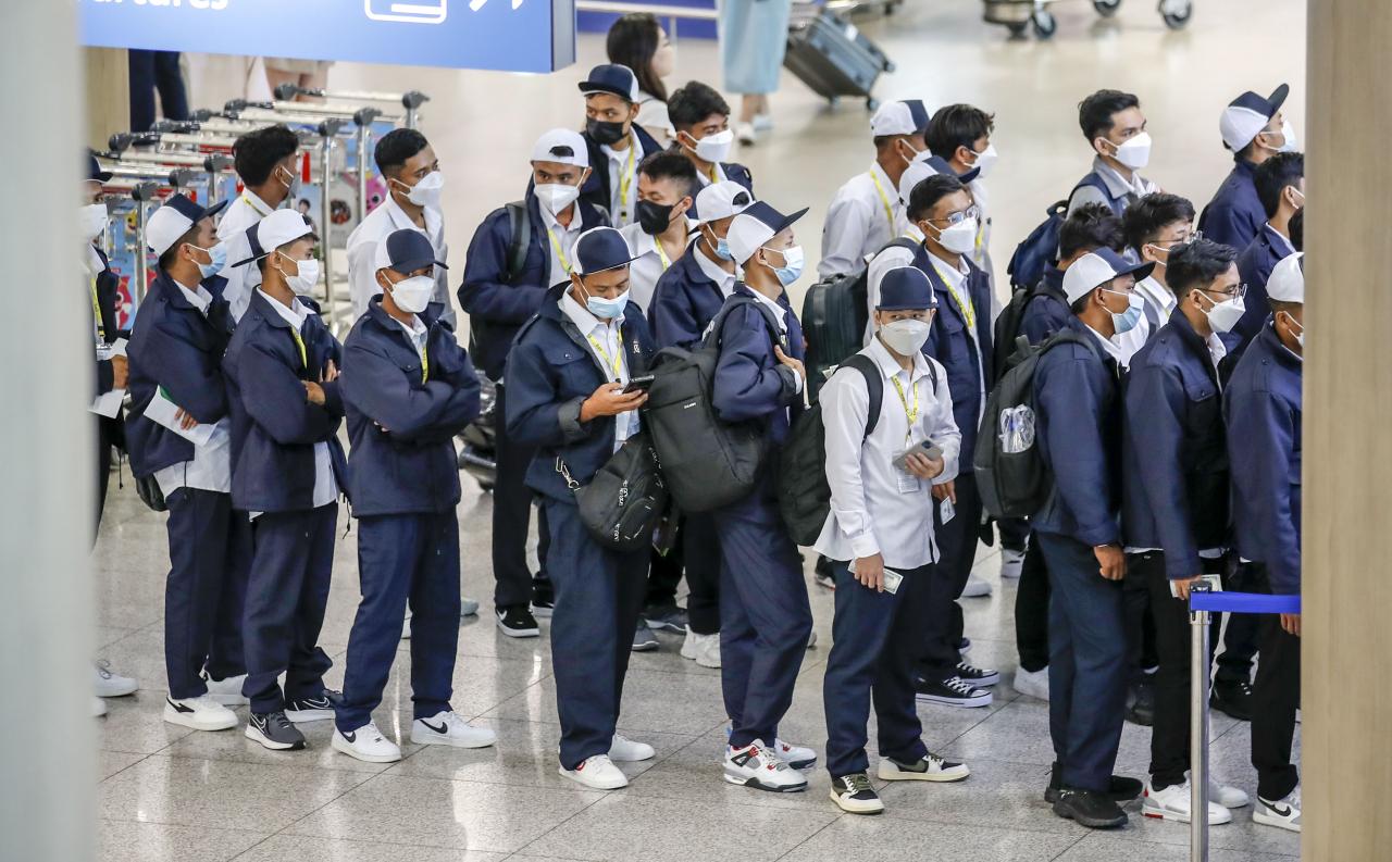 Foreign workers from Myanmar enter Korea through Incheon Airport on June 20. According to the KEF survey, some 42.5 percent of manufacturing business owners said they need more foreign workers next year. (Newsis)