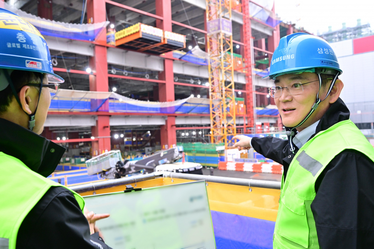 Samsung Electronics Chairman Lee Jae-yong (right) reviews construction work at the site of the company's new R&D complex in Giheung, Gyeonggi Province, Thursday. (Samsung Electronics)