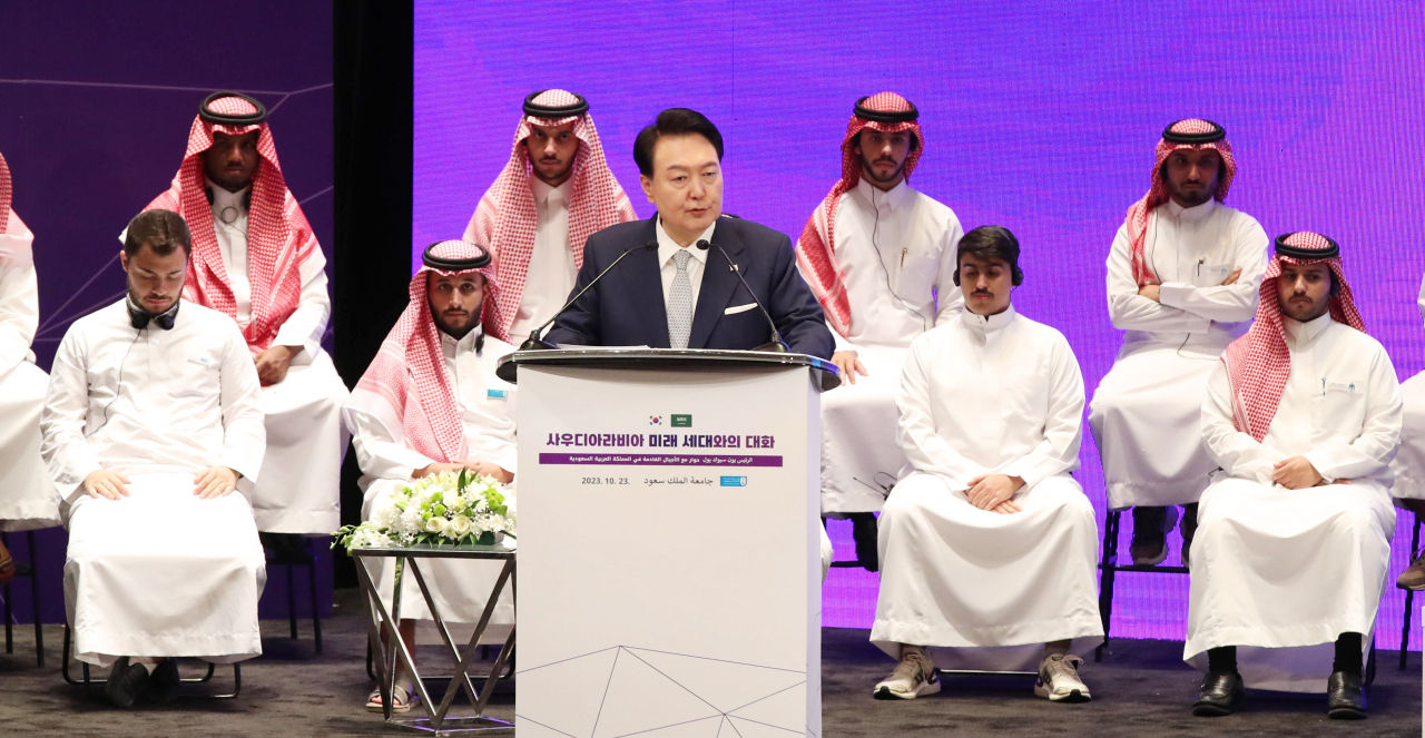President Yoon Suk Yeol, who is on a state visit to Saudi Arabia, gives a lecture at the Dialogue With Saudi Arabia Future Generations forum held at King Saud University in Riyadh, Saudi Arabia, Monday. (Yonhap)