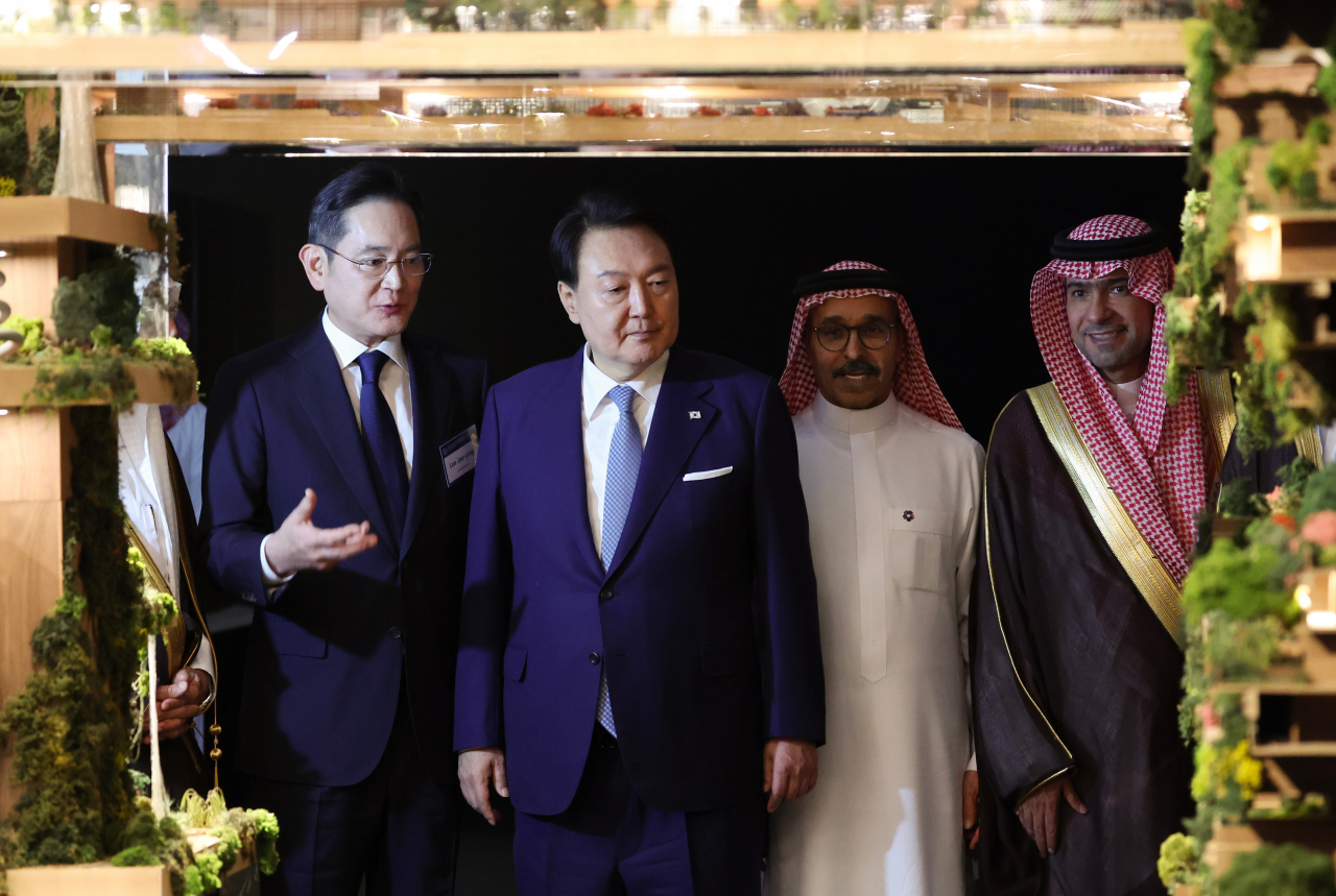 President Yoon Suk Yeol and Samsung Electronics Chairman Lee Jae-yong, who are on a state visit to Saudi Arabia, view the Neom exhibition hall in Riyadh, Monday (Saudi Arabia time). (Yonhap)